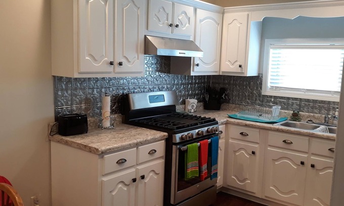 Muscle Shoals Apartment | Newly built upstairs Garage Apartment 900 sq.ft. sleeps 8; washer/dryer.