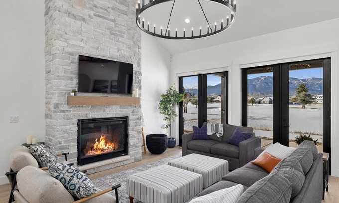 Red Lodge House | Newly Constructed Beartooth View on golf course with Hot Tub!