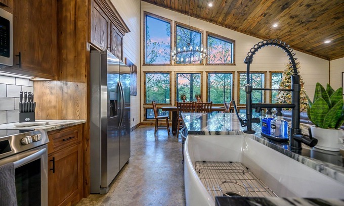 Pickens Cabin | Newly Constructed Wild Thang, a spacious 6-bedroom retreat with a pickleball court