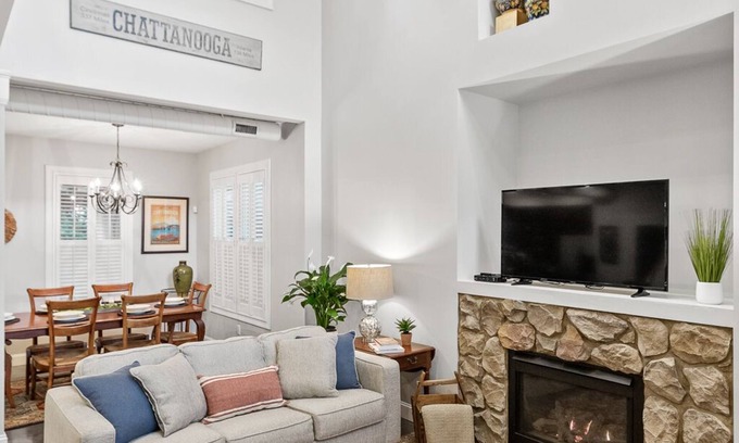 MLK University House | Newly Decorated Downtown Chattanooga Home, Sleeps 6-8,