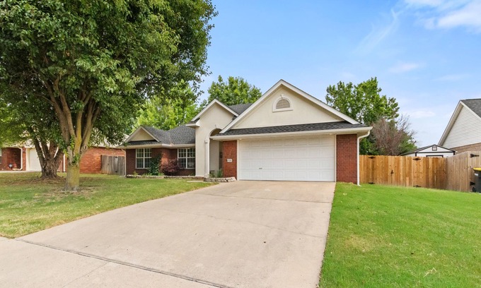 Johnson House | Newly decorated/great location, convenient to UoA, Walmart Amp, and all of NWA