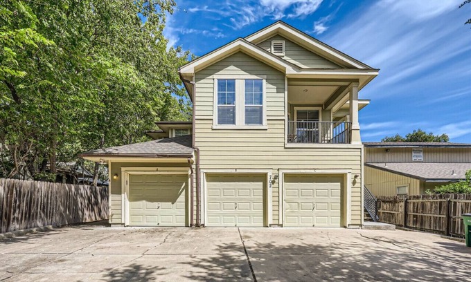 North Loop House | Newly Designed 3/2 Townhouse close to Domain/DT/SXSW Top Spots!