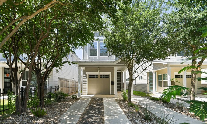 Mahncke Park House | Newly furnished near botanical garden/pearl/downtown - & playspace for the kids!
