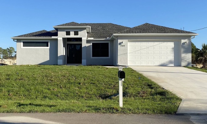 Eisenhower House | Newly Furnished, Private area with Beautiful Sunsets, Family/Pet-Friendly!
