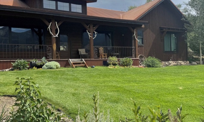 Gardiner House | Newly Listed Rustic Elegant Home ~ 5 Mins to Yellowstone National Park