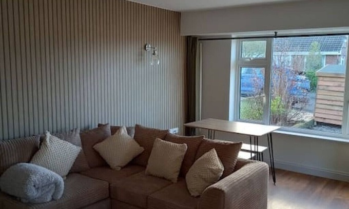 Woolavington House | Newly refurbed 2 bedroom bungalow and free parking