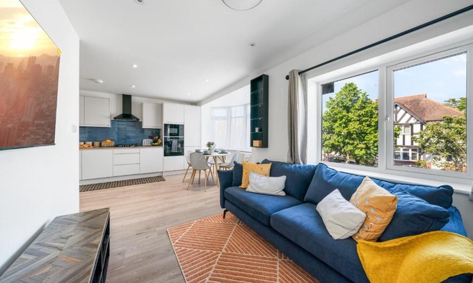 Whittington Apartment | Newly Refurbished 2 Bed Flat