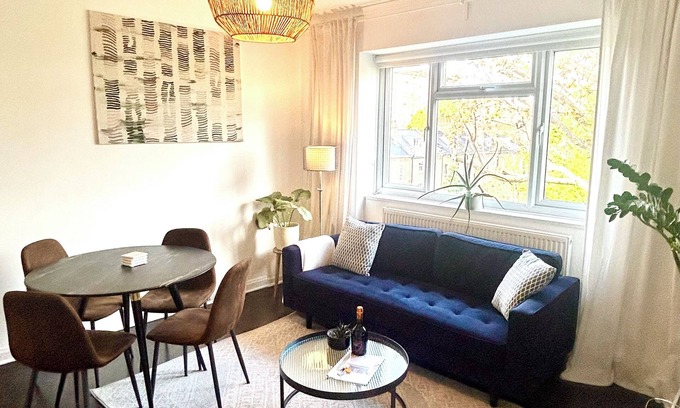 Stockwell Apartment | Newly Refurbished 2 BR Apartment in South London