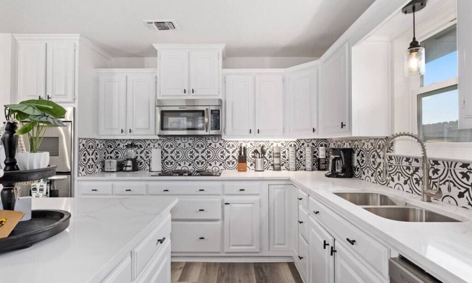 Allen House | Newly remodeled 5BR 3BA w/pool 16 ppl