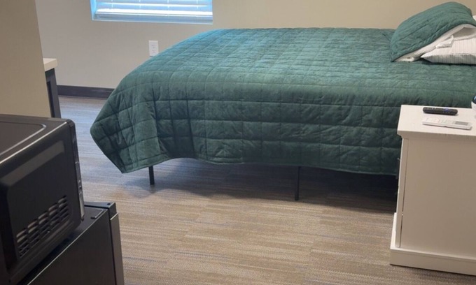 Mattoon Hotel | Newly Remodeled! - A4 Queen Rm Private Bathroom, Shared Shower (Lockable)