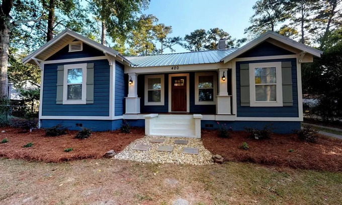 Thomasville House | Newly Remodeled Craftsman Style-Historic District-contact free check-in home