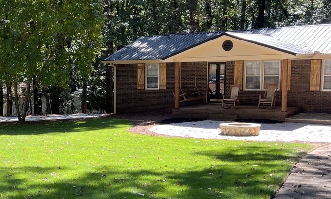 Jefferson House | Newly Remodeled Home in Quiet and Safe Neighborhood.