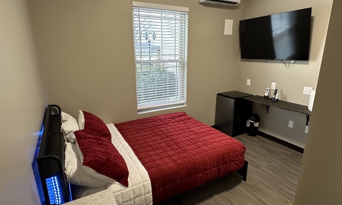 Mattoon Hotel | Newly Remodeled! Mattoon Room: B4 - Queen