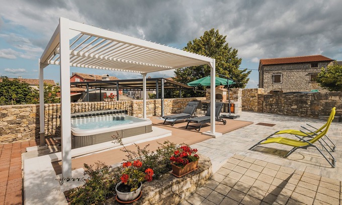 Nova Vas Villa | Newly renovarted 2 Bedroom small Villa with wirlpool, for 4 guests