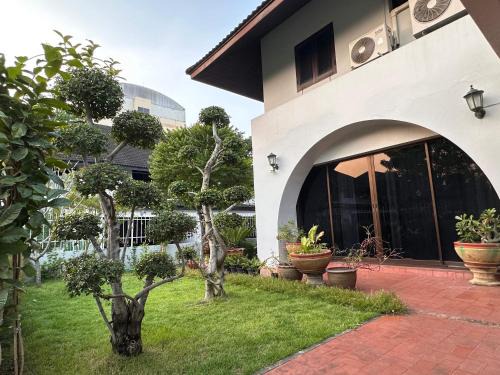 Bang Na Villa | Newly-renovated Modern Private Thai Villa with Swimming Pool