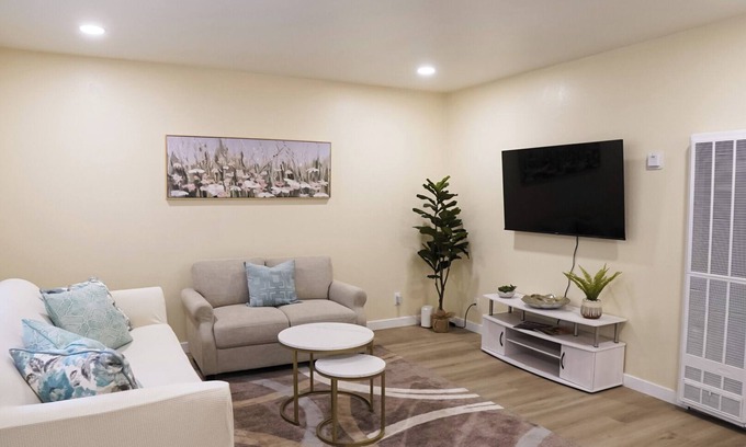 Lafayette Apartment | Newly renovated 2B/1b in Downtown
