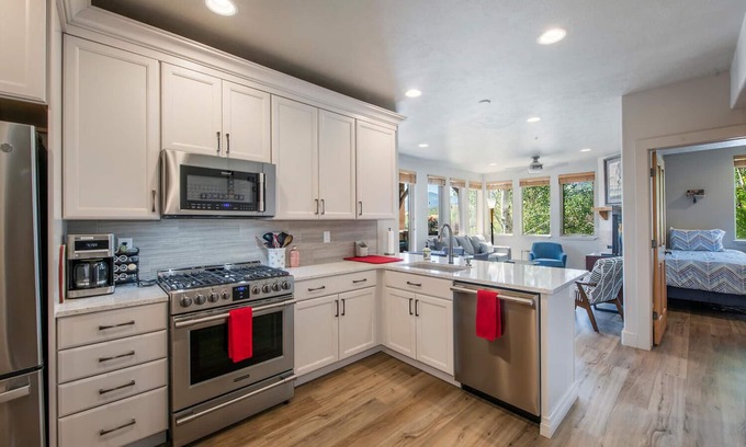 Kimball Junction Condo | Newly renovated 2BD/2BA w/patio - near skiing & shopping - sleeps 6
