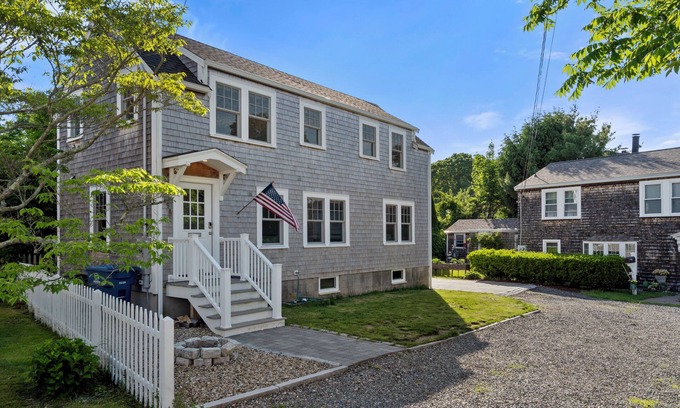 Rockport House | Newly Renovated 2BR Rockport Home w/parking Steps to Back Beach+Bearskin Neck!
