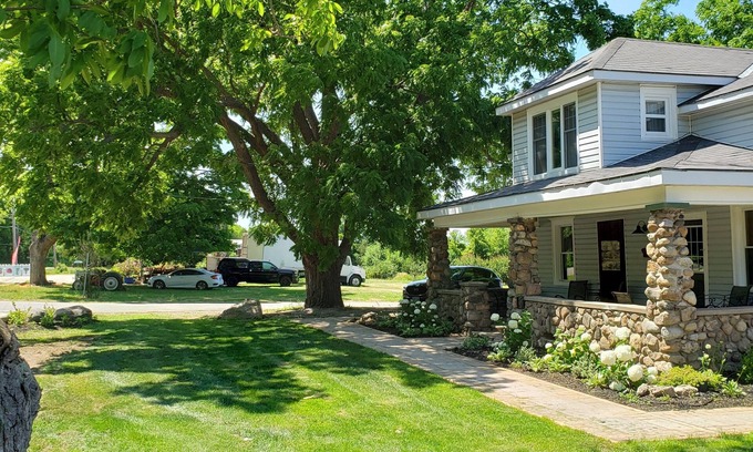 Beamsville House | Newly renovated, 3 bedroom with ensuites, in vineyard farm house. Spacious.
