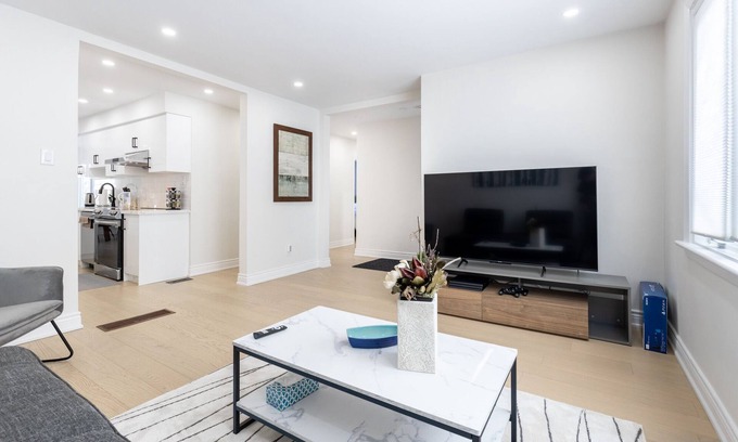 Richmond Hill House | Newly renovated 3 bedroom unit Richmond Hill