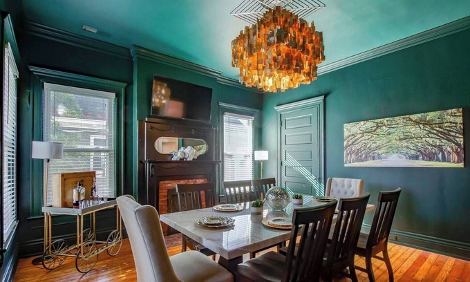 Bonnycastle House | Newly Renovated 4BR, 1-King, Gourmet Kitchen , Derby NULU EXPO, walk to shops, dining, nightlife w Fenced Yard & Playground