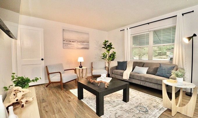 Valdosta House | Newly Renovated and Furnished 3/1 Single Family Home