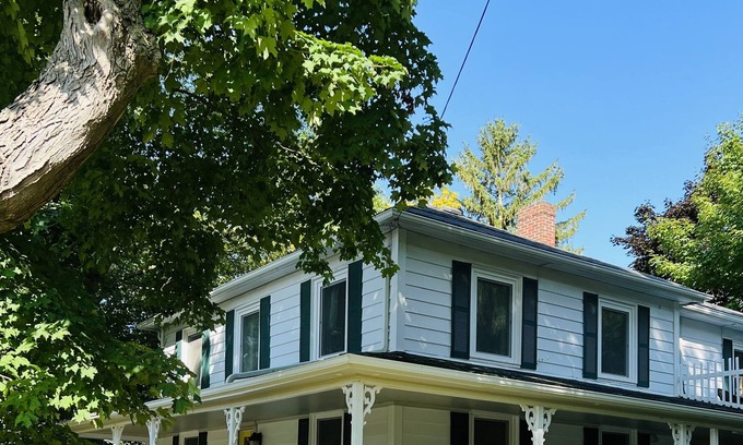 Port Perry House | Newly renovated century old farm house entire main floor