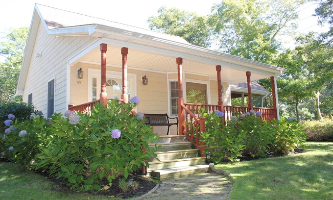 Tisbury House | Newly renovated charming modern island home for your relaxing getaway