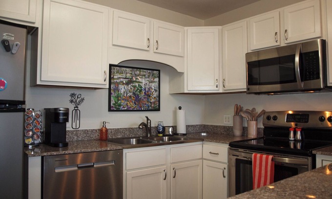 Downtown Omaha Condo | Newly Renovated Cozy Condo in Midtown Crossing