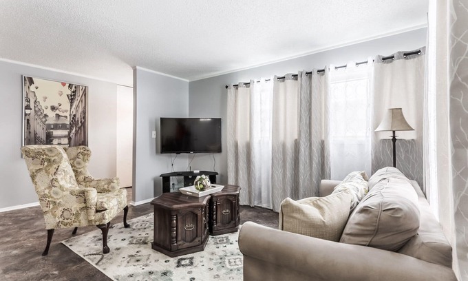 Overland Park House | Newly renovated duplex for up to 8 people - adjoining unit #2