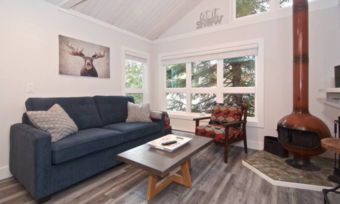 Whistler Creekside House | Newly renovated, free parking, double bunk bed plus sofa bed, in-suite laundry, walk to lifts.