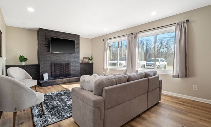 Independence House | Newly Renovated House only 4 minutes to Arrowhead Stadium! Newly remodeled home