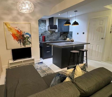 Addison Apartment | Newly renovated Modern studio apartment in West Kensington