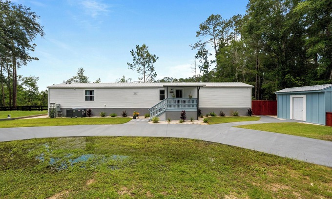 Interlachen House | Newly Renovated Retreat - Ideal for Relaxation, Recreation and Nature!