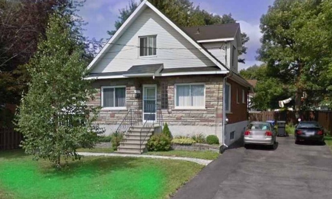 Longueuil House | Newly Renovated Room in Shared House Near Downtown Montreal and Metro Station!