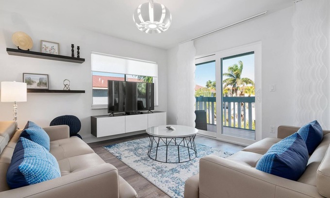 Bradenton Beach Condo | Newly Renovated - 1 Block from the Beach, Walk to Bars, Restaurants & Shopping!