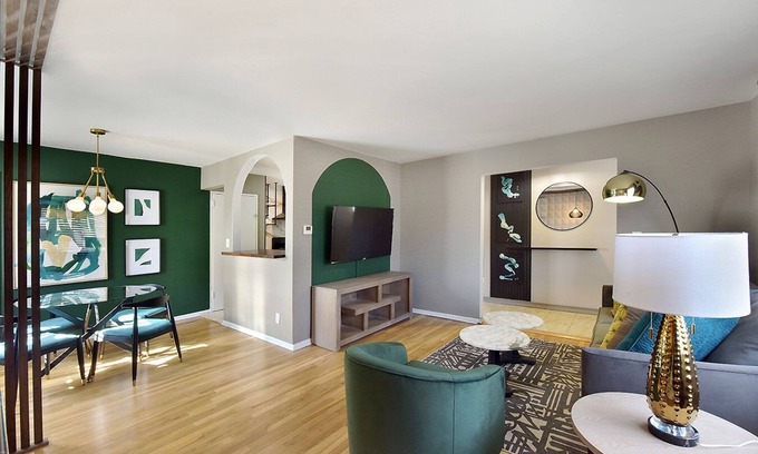 Malverne House | Newly Renovated, modern, cozy home -15 mins away from the airport