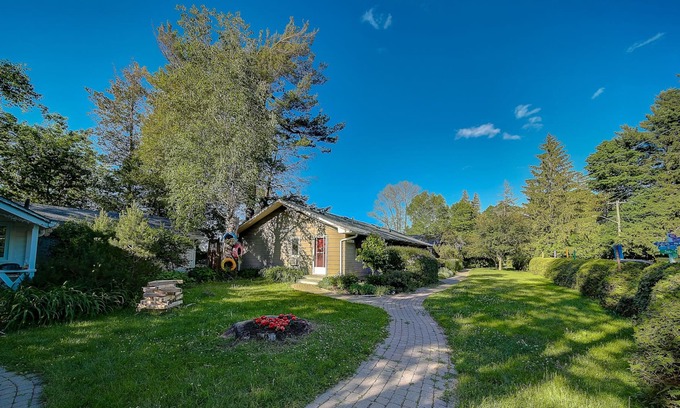 Georgina Ski Chalet | Newly renovated waterfront cottage