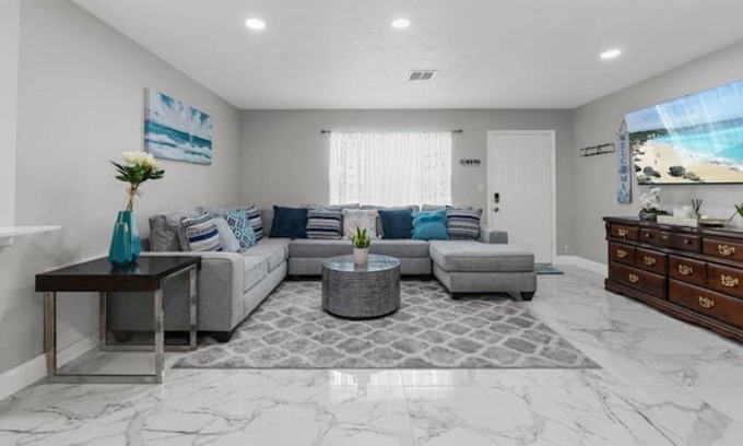 Melbourne House | NEWLY! Spacious Beach Modern Home in Heart of MB