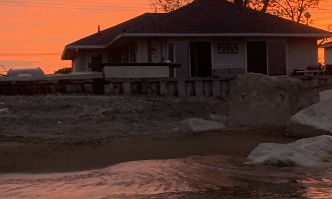 Leamington House | Newly updated 3-bed 2-bath with your own private sandy beach and a creek
