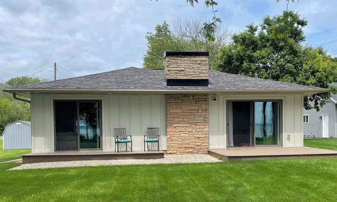Oshkosh House | Newly updated house on Lake Winnebago, Great Fishing and minutes from EAA