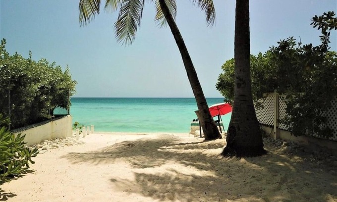 Seven Mile Beach Condo | Newly Updated Seven Mile Beach Resort - Steps away from 7 Mile Beach