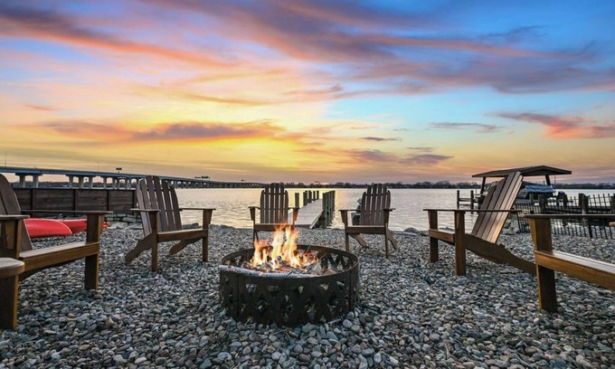 Butte Des Morts House | Newly Updated: Lake Views, Firepit, Kayaks, Boat Dock, 2 Dogs OK