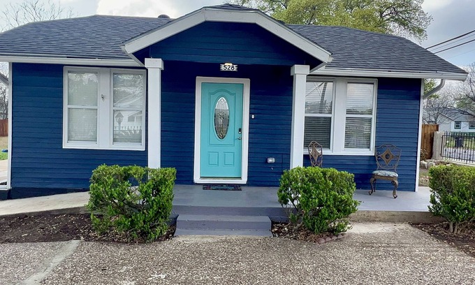 Harlandale House | Newly Upgraded, Cozy home 7 minutes from Downtown