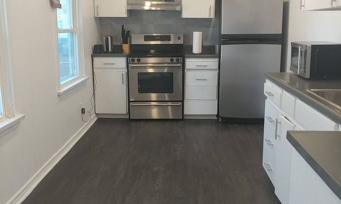 Newmarket House | Newmarket Spacious 3 bdrm apt. Two Parking spots