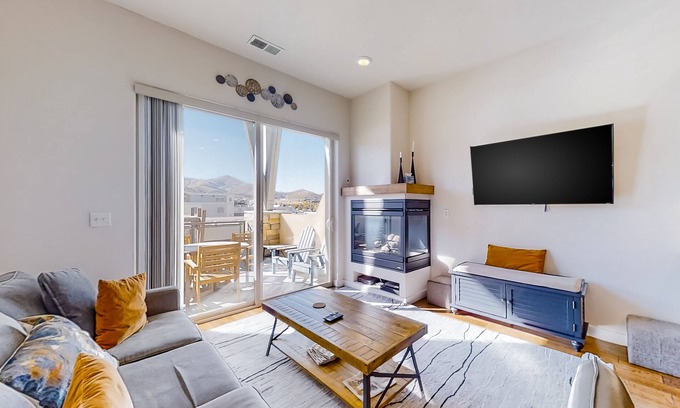 Kimball Junction Condo | Newpark Terrace Gem w/Private Hot Tub & Mountain Views - Walk to Dining