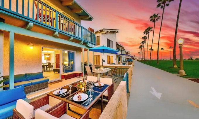 Balboa Peninsula Apartment | Newport Beach Condo with Patio | Perfect Location on the Boardwalk