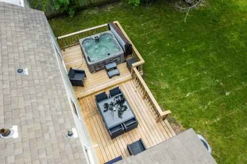 Sunrise Terrace House | Next To Expo, 5 Beds, Hot-tub, Corn Hole, Pets!