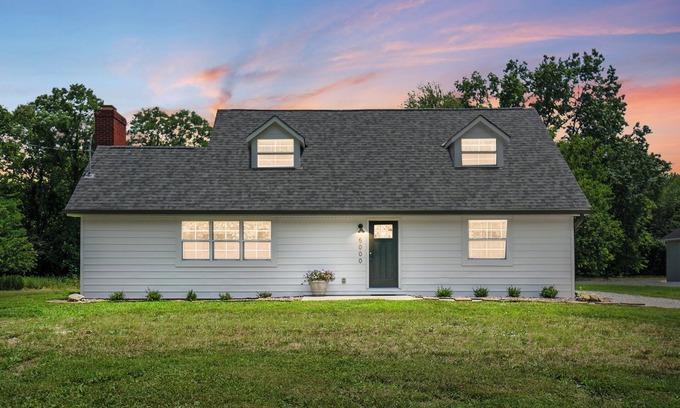 Batavia House | Next to lake, 30 minutes to downtown Cincinnati, fire pit, grill, foosball.