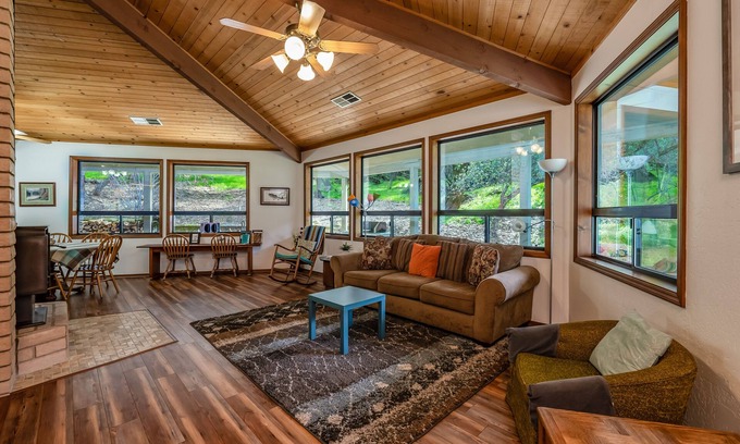 Three Rivers House | Next to Sequoia National Park Entrance and Pet Friendly!